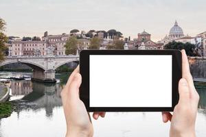 turista fotografie tevere fiume nel Roma città