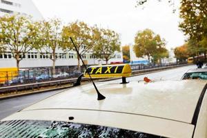 Taxi auto su urbano strada foto