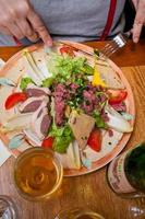 grande insalata con foie gras e bicchiere di Cedro foto