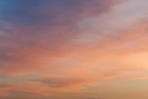 buio blu e rosa tramonto cielo nel estate foto