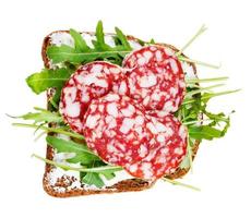 Sandwich a partire dal pane, formaggio, salame e rucola foto