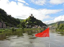 rosso bandiera e coche cittadina su mosella fiume foto