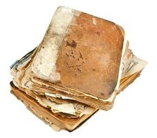 pila di antico libri isolato su bianca foto