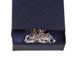 Aperto nero regalo scatola con d'oro catenella foto