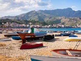 urbano spiaggia con barca nel giardini naxos nel sera foto