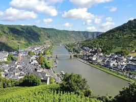 mosella fiume e coche cittadina nel Germania foto