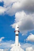 Vostok navicella spaziale e blu cielo con nuvole foto