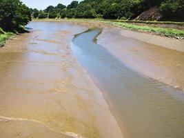 fangoso Riva del fiume di sfacciato fiume nel Bretagna foto