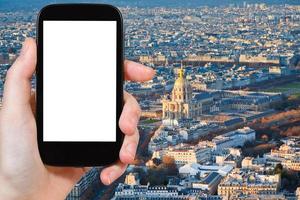 smartphone con tagliare su schermo e Parigi paesaggio urbano foto