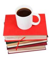 tazza di caffè su pila di libri foto