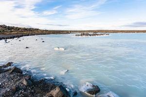 blu laguna geotermico lago nel grindavik campo foto