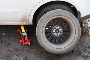 sostituzione di auto pneumatici - preparazione ruota foto