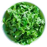 fresco rucola nel bianca ceramica ciotola foto