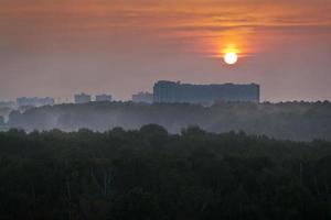 orizzonte con rosso Alba al di sopra di città foto