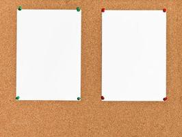 Due lenzuola di carta su sughero tavola foto