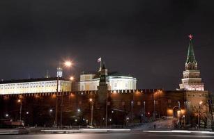 torri di Mosca Cremlino a notte foto