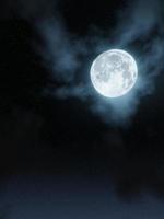 pieno Luna splendente alone un' pochi bianca nuvole galleggiante nel il notte cielo. pieno Luna notte con scintillio stelle. riempire il cielo. chiaro aprire. 3d resa. foto