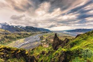 valahukur punto di vista escursioni a piedi pista con montagna valle e krossa fiume nel islandese Highlands a thormork, Islanda foto