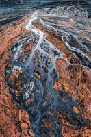 astratto ghiacciaio fiumi modello fluente attraverso vulcanico lava campo nel islandese Highlands su estate foto