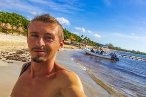 maschio turista viaggiatore a tropicale spiaggia playa del Carmen Messico. foto