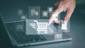 e-commerce concetto e in linea vendita sito web basato sul cyberspazio Al dettaglio aziende uso esso per comunicare fra memorizzare proprietari e clienti, virtuale shopping carrelli su un' il computer portatile. foto