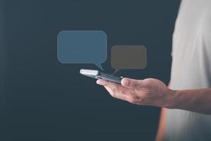 operatori uso smartphone per Chiacchierare in linea messaggi per fornire cliente informazione, digitale comunicazione tecnologia concetti, Messaggio o sociale Rete conversazioni, e Chiacchierare opinioni. foto