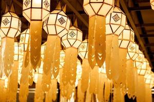 tailandese lanna stile carta sospeso lampada decorare il lanterna Festival la zona. foto