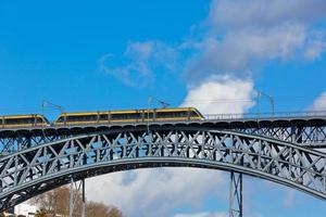 la metropolitana treno su il ponte di dom luiz nel porto foto