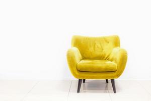 minimo concetto vivente interno con giallo divano foto