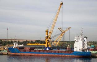 nave da carico in porto foto