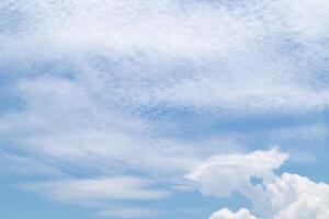 blu cielo con nuvole, cielo sfondo Immagine foto