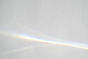 astratto arcobaleno raggi di leggero ombra copertura effetto a partire dal luce del sole su un' bianca sfondo, modello e sfondo, minimo effetto tendenza foto