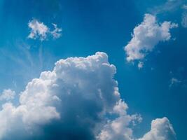 blu cielo con nuvole, cielo sfondo Immagine foto