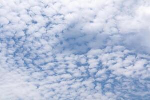 blu cielo con nuvole, cielo sfondo Immagine foto