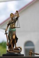 statua di themis contro un cielo tempestoso. simbolo di giustizia e diritto, crimine e punizione. foto