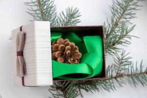 arte Natale vacanze composizione su bianca di legno sfondo con Natale albero decorazione foto