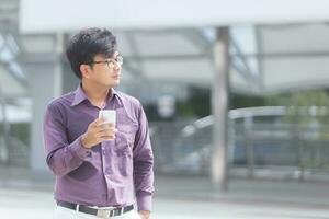 sudorazione asiatico uomo d'affari utilizzando smartphone foto