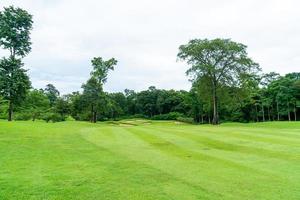 verde con sabbia bunker su golf corso foto