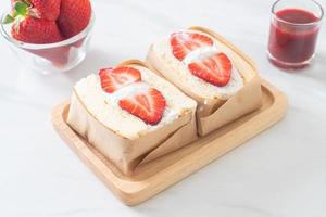 pancake sandwich fragola panna fresca foto