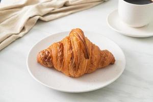 croissant fresco sul piatto bianco foto