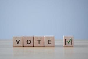 elezioni e voto concetto. dai un'occhiata marchio su di legno bloccare con votazione testo su cubo blocchi foto