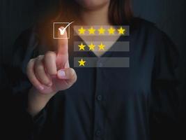 cliente soddisfazione concetto, donna valutazione il prodotti soddisfazione dare esso 5 valutazione stelle. foto