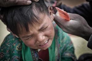 rungdum, India - luglio 17 bambini piangere quando capelli tagliare su luglio 17, 2015 nel rungdum, India foto