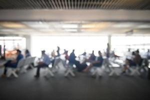 sfocato Immagine di stile di vita a in attesa sedia zona nel aeroporto con bokeh per sfondo uso foto