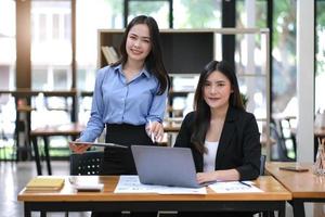 creativo giovane asiatico attività commerciale donna incontro per Piano eventi. prendere Nota di il lavoro descrizione per rendere un' nuovo lavoro offerta. foto