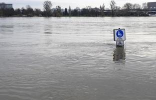 condizioni meteorologiche estreme - zona pedonale allagata a Colonia, in Germania foto