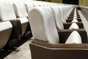posti a sedere nel un vuoto auditorium foto