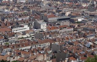 Visualizza al di sopra di il città di marsiglia a partire dal un' collina con leggero inquinamento nel il aria foto