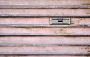 cassetta delle lettere su una porta di metallo stagionato foto