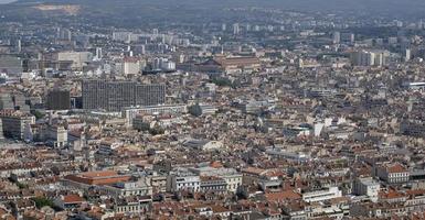 Visualizza al di sopra di il città di marsiglia a partire dal un' collina con leggero inquinamento nel il aria foto